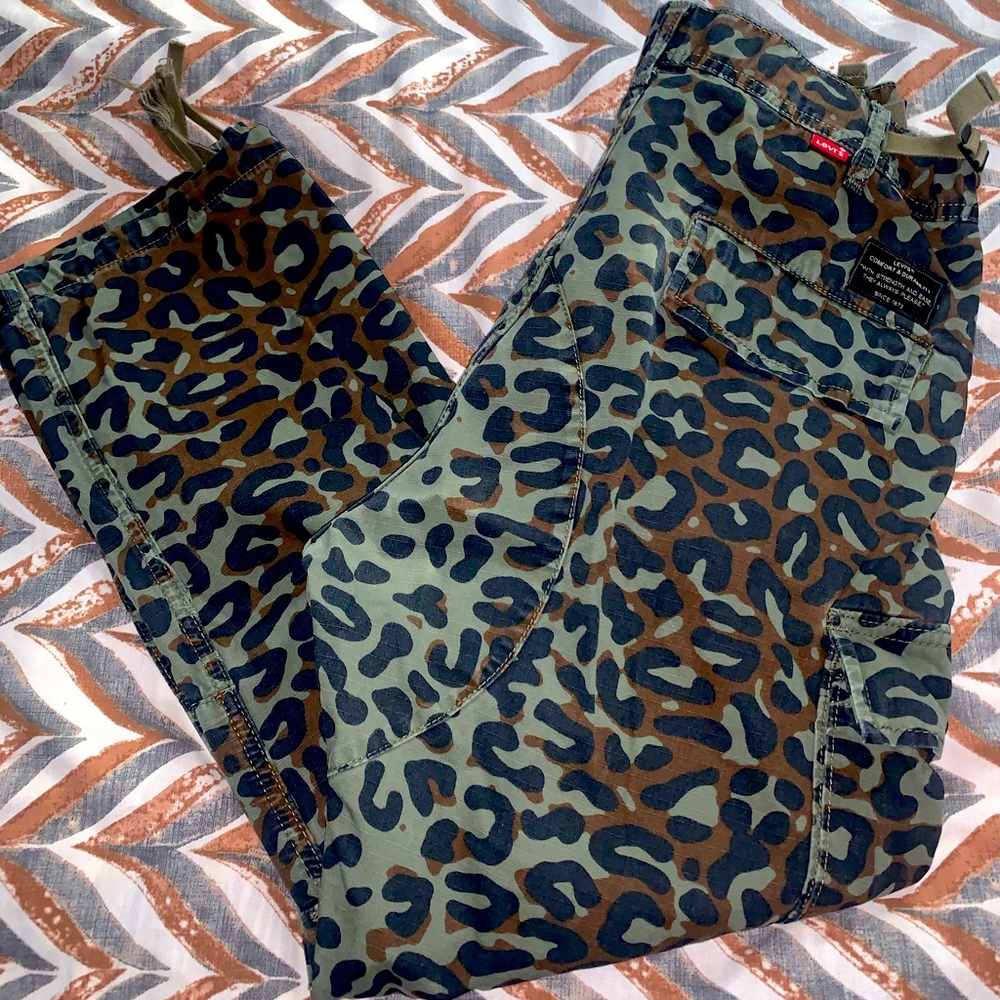 Levi’s camo print cargo pant